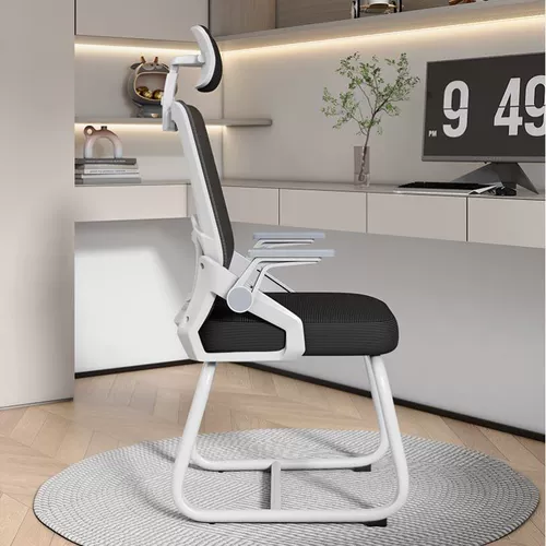 Компьютерное кресло в офисе удобно долго сидеть эргономичная аркада, полагаясь на кресло клиента по талии.