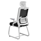 Компьютерное кресло в офисе удобно долго сидеть эргономичная аркада, полагаясь на кресло клиента по талии.