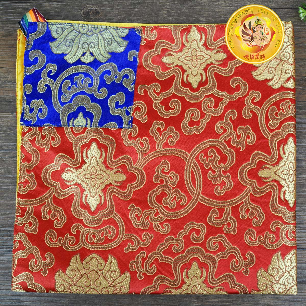 Exquisite double-layered warp cloth Tibetan-style satin weave pattern warp book cloth 70cm*70cm three-color large