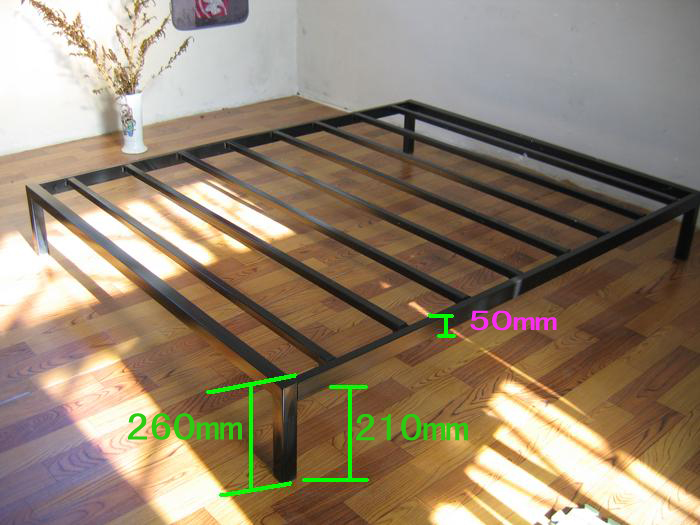 Металлическая двуспальная кровать 