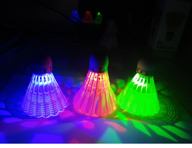 4 đèn LED chỉ sáng dạ quang cầu lông đêm giải trí thay đổi màu sắc sáng bóng flash nút chai lông bóng giá vợt yonex