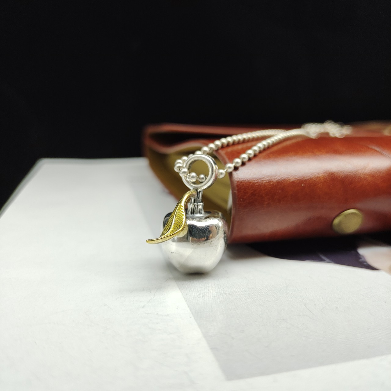 s925 Pure silver : European and American personality hundred and simple apple pendant in cold air niche design fashion trend