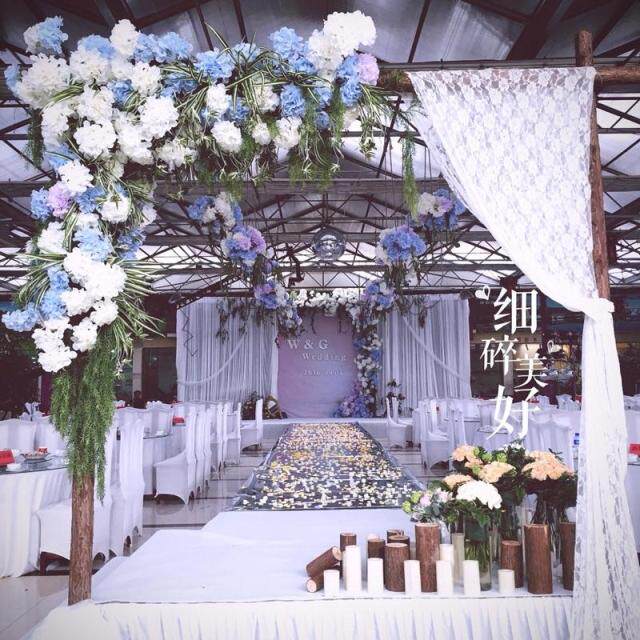 Lawn forest wedding props happy door arch wood pile flower door tree stump background decoration wedding arrangement wooden arch