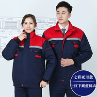 Красочная смерть — красный топ и темно-синее хлопковое пальто.