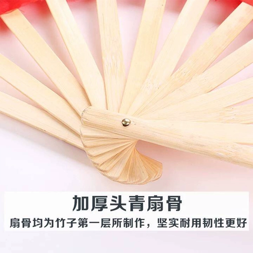 Фан -квадрат фанатов «Двойной» в фанате «Двойной» в фанате «Янге» танцует с двойным фанатом янге, левый и правый