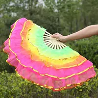 Четыре слоя зеленого желтого порошка