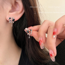 Spicy girl with a sweet and loving heart ear nail female small crowddesign feel earrings 2022 New wave light and luxurious high level sensual sensual