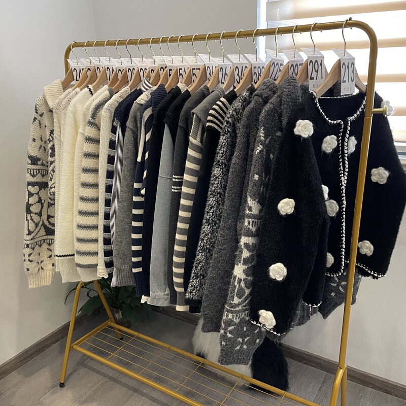 [Black and White Collection No. 201-599] Sweater Knitwear Cardigan Loose Fit for Women Mo77