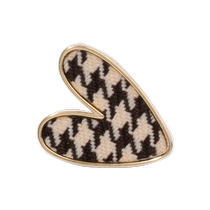 A pair of Sanfu retro heart-shaped houndstooth earrings fashionable and atmospheric earrings 836059
