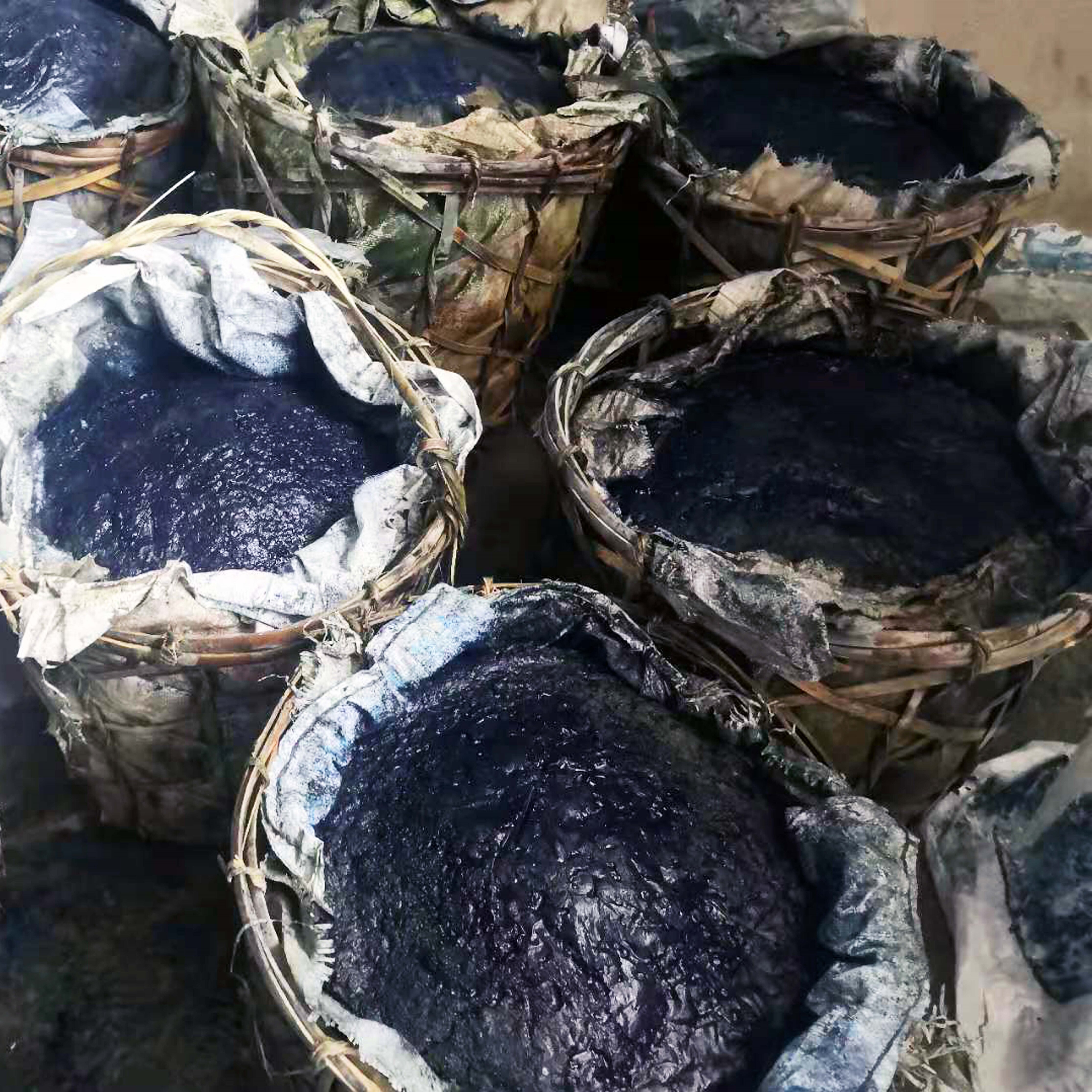 拾然染坊：贵州植物染料板蓝根，揭秘传统蓝靛泥的魅力！