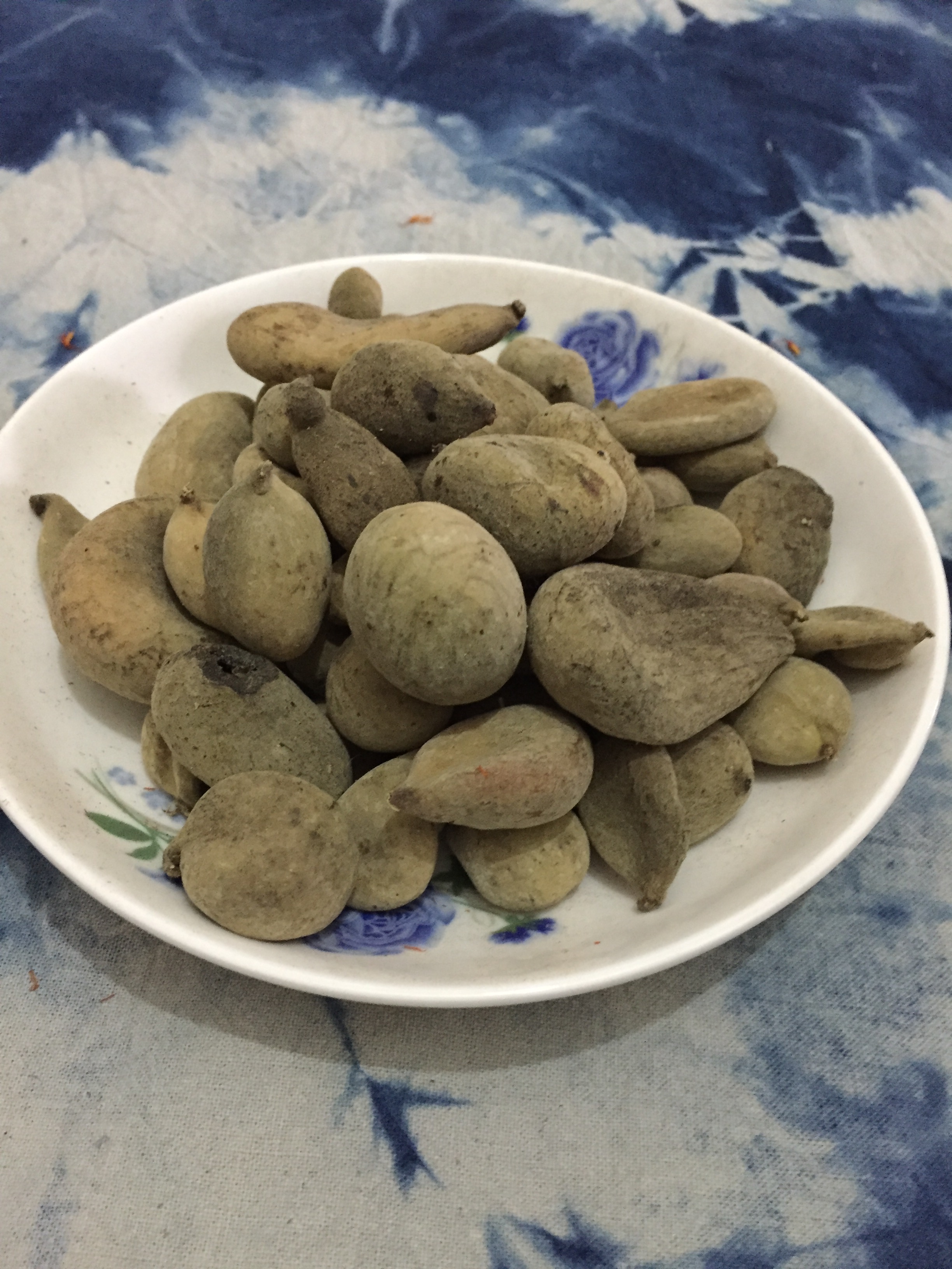 草木间织就的黑色秘密:纯天然植物染料中的五倍子黑