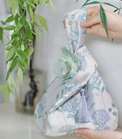 Синяя сумка на запястье