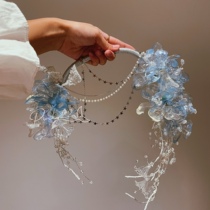 Stars hand carry the bride to hold the high-end custom-made crystal