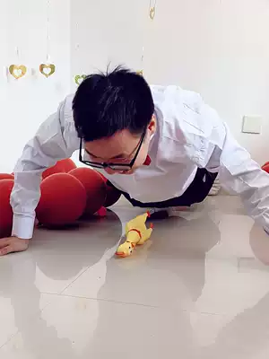 Wedding gift pick-up props Screaming chicken push-up whole person Whole best man group Whole person groom small game supplies Torture