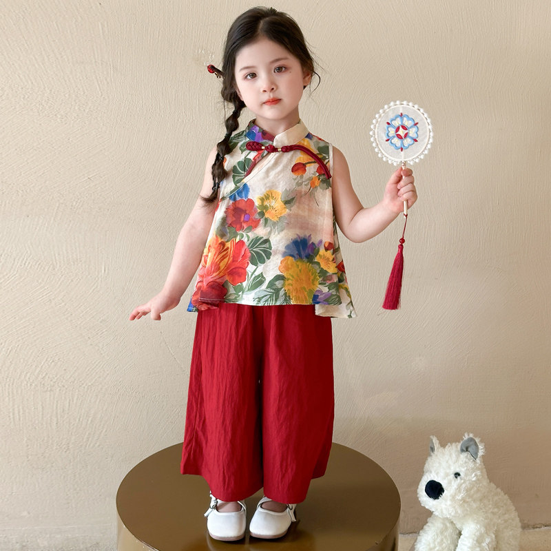 ชุดฤดูร้อนสำหรับเด็กหญิง สไตล์ใหม่ ปี 2025 สำหรับเด็กอายุ 2 ขวบ สไตล์จีนใหม่ ลายดอกไม้ขนาดใหญ่ 3 ลาย เสื้อแขนกุด 4 ลาย กางเกงขายาวทรงหลวม 5 ลาย ชุดสองชิ้น