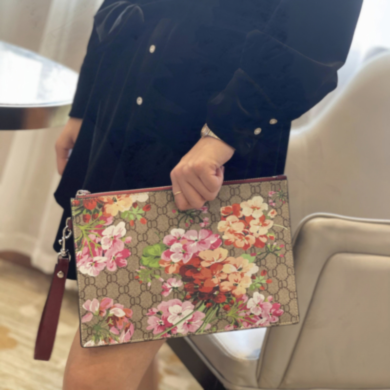 Hong Kong 2022 New Fashion Hand Grab Bag Large Capacity Casual Lady Envelope Bag Men And Women 100 Hitch Geranium