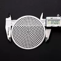 Круглый сливной патрубок для пола диаметром 8,5 см, диаметр отверстия 3 мм.