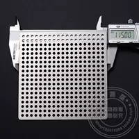 Квадратный сливной патрубок для пола диаметром 11,5 см и диаметром отверстия 3 мм.