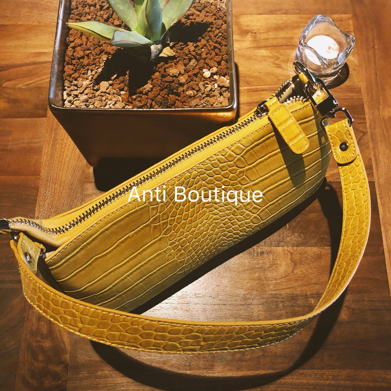 (ANTI) small crowdsourced retro law stick with avocado leather vintage French stick bag single shoulder bag ins wind lacquered leather