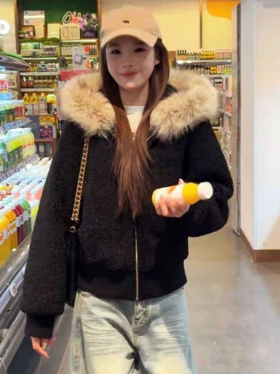 Abrigo de piel de estilo perezoso con capucha de estilo coreano para mujer 2025 otoño e invierno nuevo estilo cuello de piel desmontable top corto suelto de moda