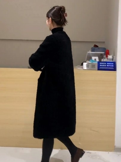 今年流行双排扣羊羔毛大衣女2024秋冬新款慵懒风皮毛一体中长外套
