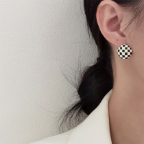 Square checkerboard grid earrings black and white contrast vintage square niche design sense advanced sense autumn and winter tea system exaggerated ears