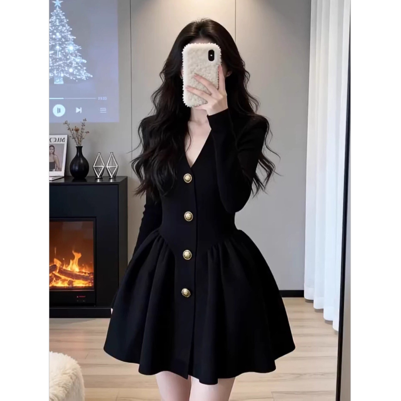 26 Spring French Retro Hepburn Style Black V-Neck Knitted Base Dress, Particularly Beautiful with a Cinched Waist and Puffy Skirt