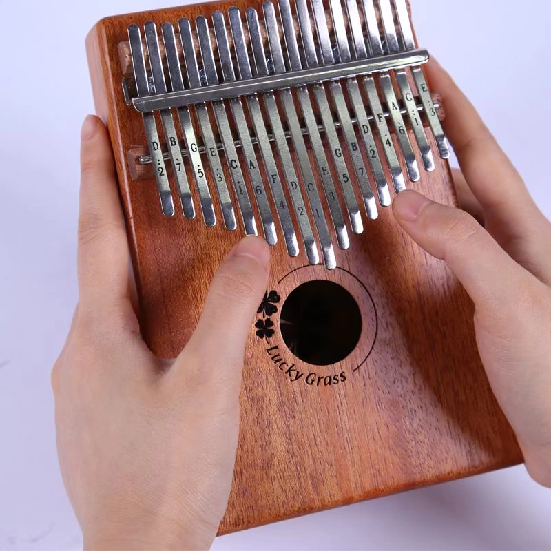 Loa khắc ngón tay 17 ngón của Tai Tai người bắt đầu chơi đàn piano bằng gỗ gụ Kalimba dùng để chỉ chơi nhạc cụ phương Tây saxsophone