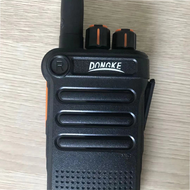 Dongke 8000plus walkie-talkie for outdoor self-driving tours in shopping malls and residential areas. The volume of the handheld intercom at the construction site is high.