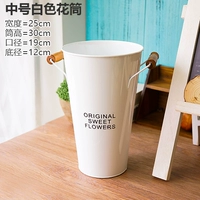 Белый цветочный цилиндр среднего размера