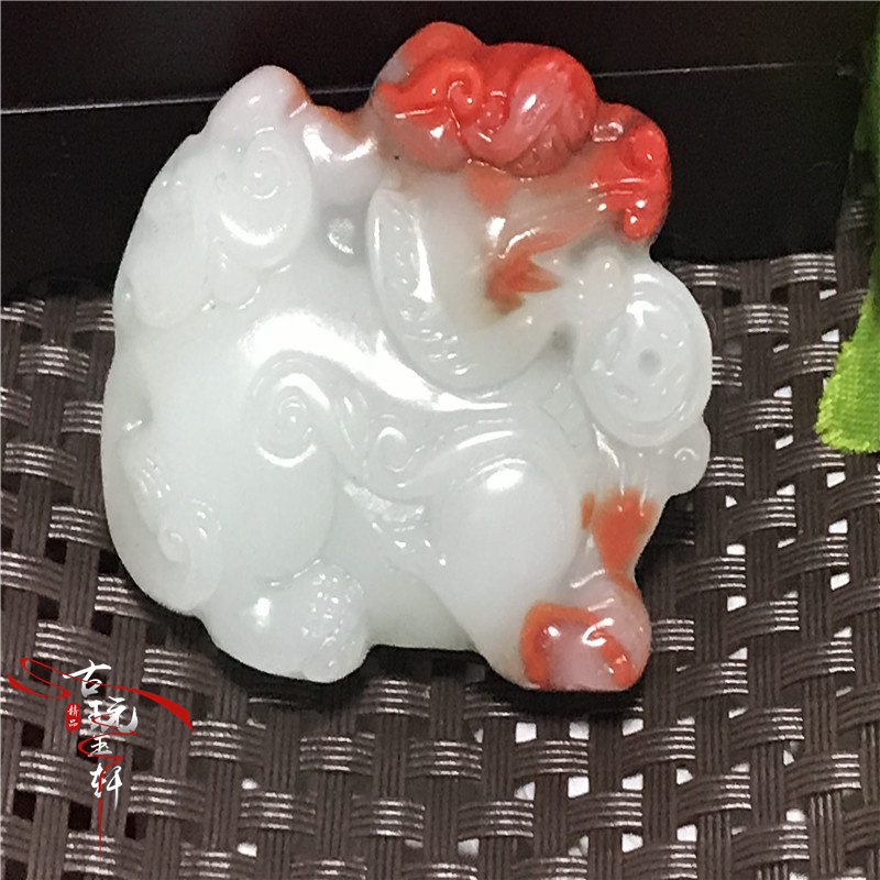 Ming và triều đại nhà Thanh treo cao cổ ngọc bích miếng gà máu ngọc bích đỏ đá ngọc trắng ngọc bích cổ ngọc bích ngọc bích mặt dây chuyền vòng cổ ngọc bích