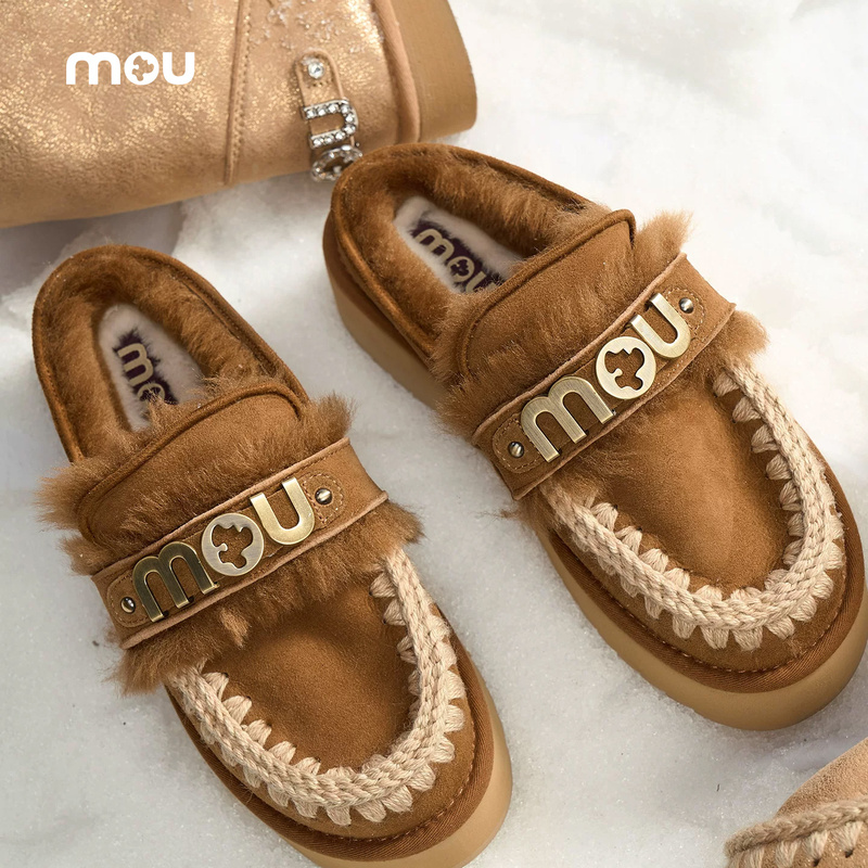 Mou New 2025 Winter Logo-Decorated Buckle Wool Thick-Soled Slippers Furry Half-Slip Closed-Toe Slip-On Women's Shoes