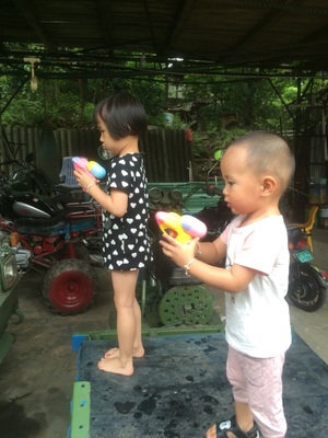 Súng trẻ em từ 2 đến 5 tuổi Q phiên bản súng đồ chơi trẻ em đầy màu sắc đồ chơi nhỏ súng nước trẻ em ngoài trời súng nước đồ chơi đồ chơi cho bé 4 tuổi