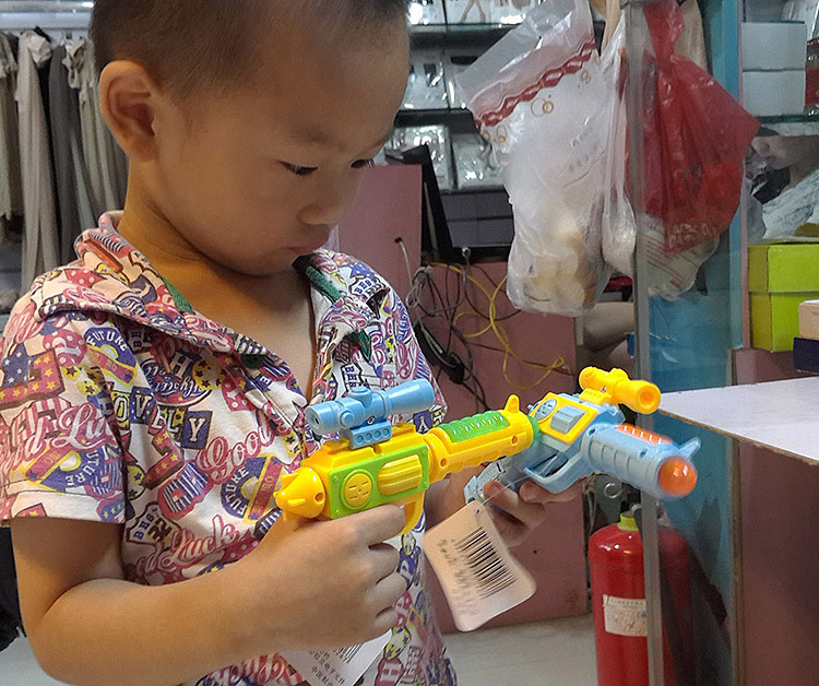 Súng đồ chơi trẻ em mini súng đồ chơi nhỏ an ủi nhỏ đồ chơi súng nhỏ để gửi pin đồ chơi trung thu cho bé