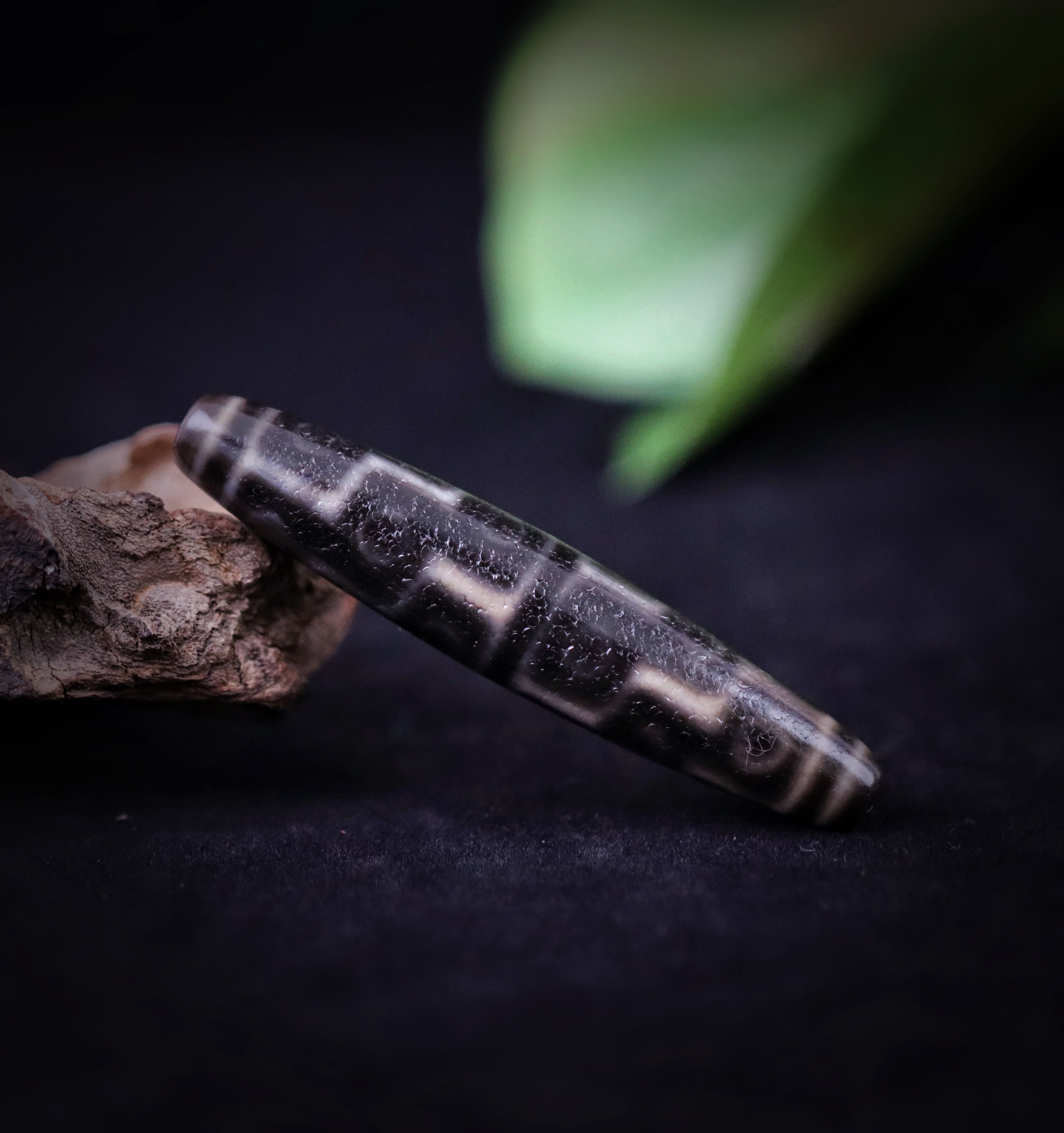 (Exquisite tasting-sold out)Collectible Tibetan natural thousand-year-old material to pure eighteen-eyed Tianzhu