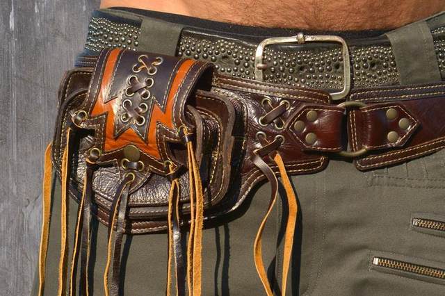 Medieval Waist Bag European and American Retro Belt Hip Bag for Men and Women with Tassels, Rivets, and Zipper, Suitable for Horse Riding, Knights, and Hippies