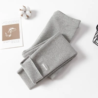 Тонкий пушистый светлый серый