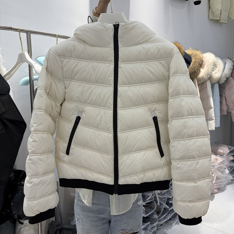 Winter Korean-Style 90% White Duck down Ribbed Short Hooded down Jacket for Women, Color-Blocking, Thickened, Warm, Slim-Fit Coat Winter Korean-Style 90% White Duck down Ribbed Short Hooded down Jacket for Women, Color-Blocking, Thickened, Warm, Slim-Fit Coat