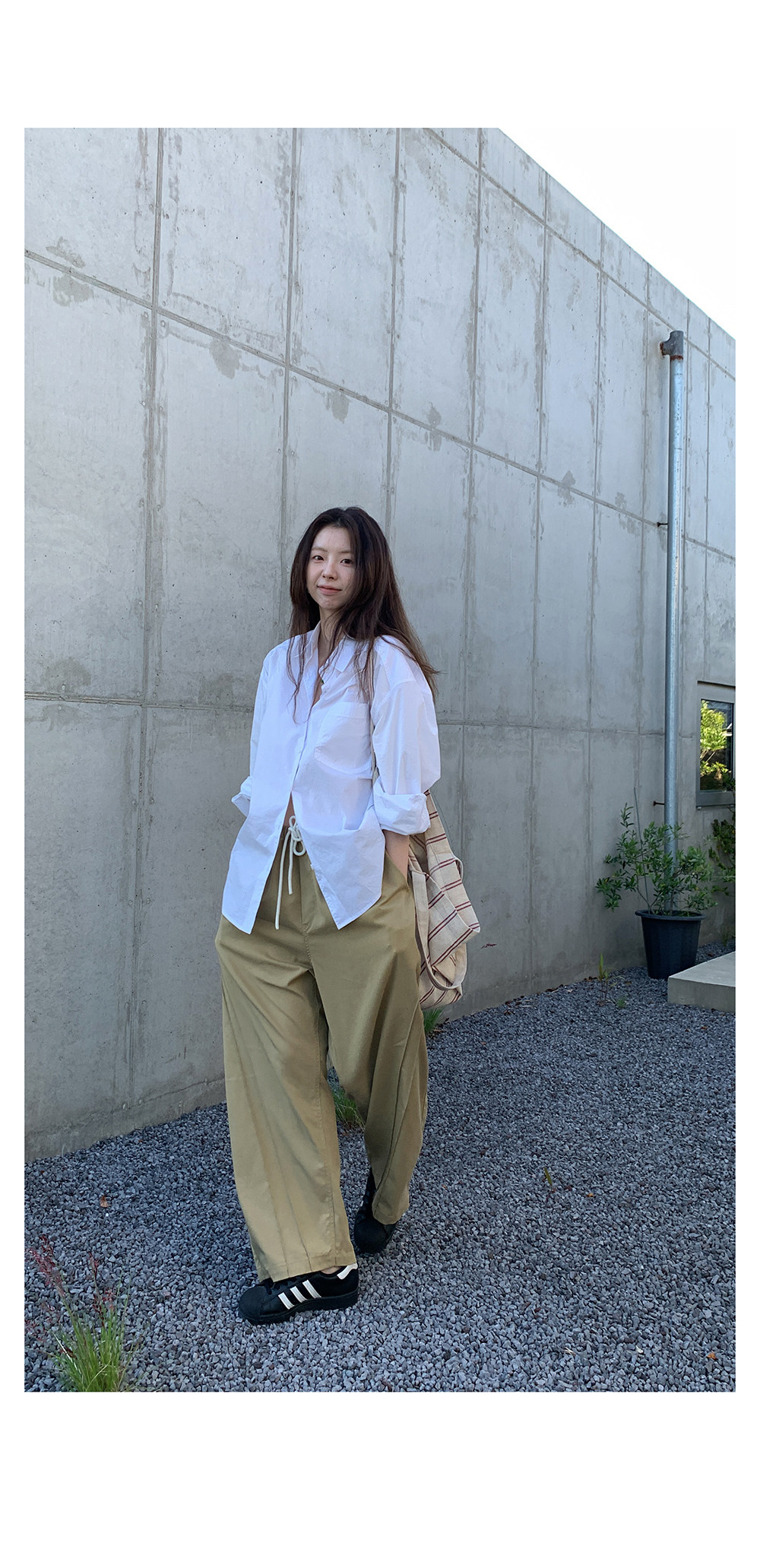 HelloooEat хлопковая белая рубашка / лиоцелловые брюки карго / футболка с принтом