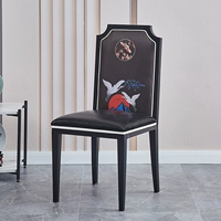 Элегантный чернокожий печатный кресло