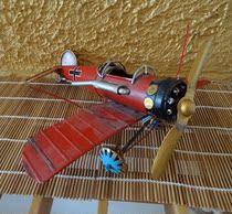 The old Tin Toy Toy Sheet Aircraft aircraft swings themselves made with damaged objects to take a good photo