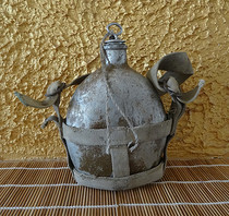 Old military pot World War II Japanese army nine-nine-style kettle Japanese Ko left the bottom bag Old fidelity movie props real photo