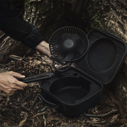 Корейский грузовой контейнер на открытом воздухе.