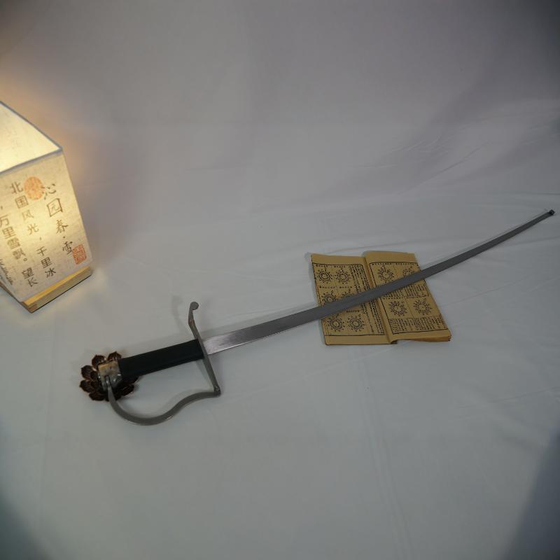 小烏光閣はBガードセイバー戦場を剣で作り、刃のないHEMAを攻撃する