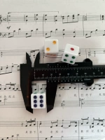 Акриловый белый фон цвет точка № 16 кости 10