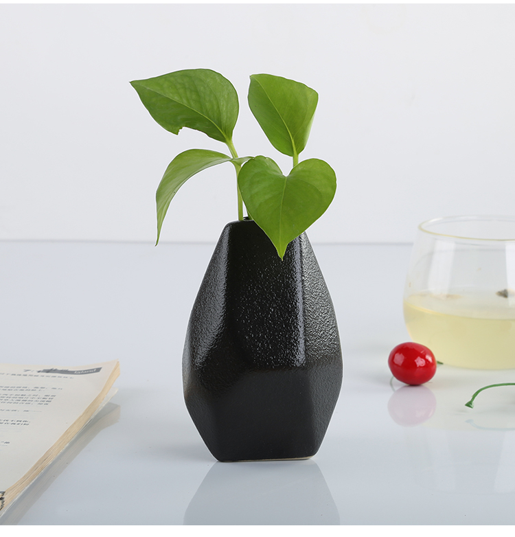 Gốm đen retro nhỏ bình phong cách Nhật hoa khô hoa Zen Zen hoa trang trí bàn bàn trang trí mềm mại - Vase / Bồn hoa & Kệ bình cắm hoa