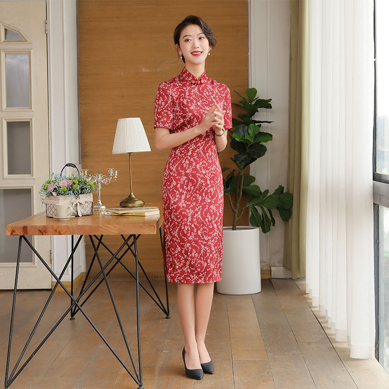 Long retro cheongsam, light style, 2020 years, floral print, mid-length Long retro cheongsam, light style, 2020 years, floral print, mid-length