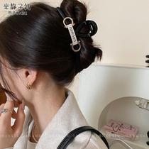 Niche design letter horseshoe hair clip fashionable hair clip high-end shark clip hair accessory on the back of the head