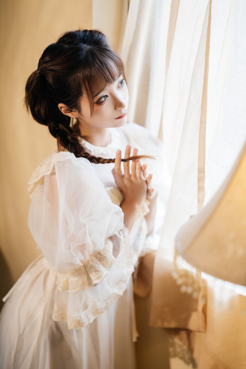 古风白裙美女：雅致与风情的相遇