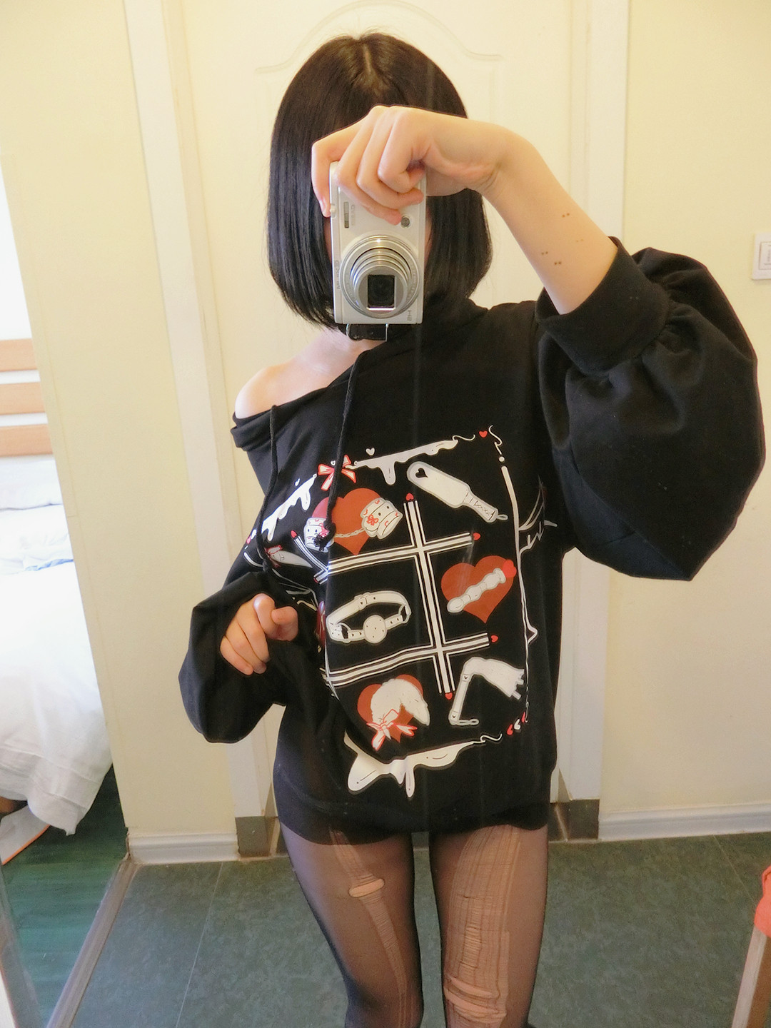 惊艳撕破丝袜系列：黑上衣下的诱惑